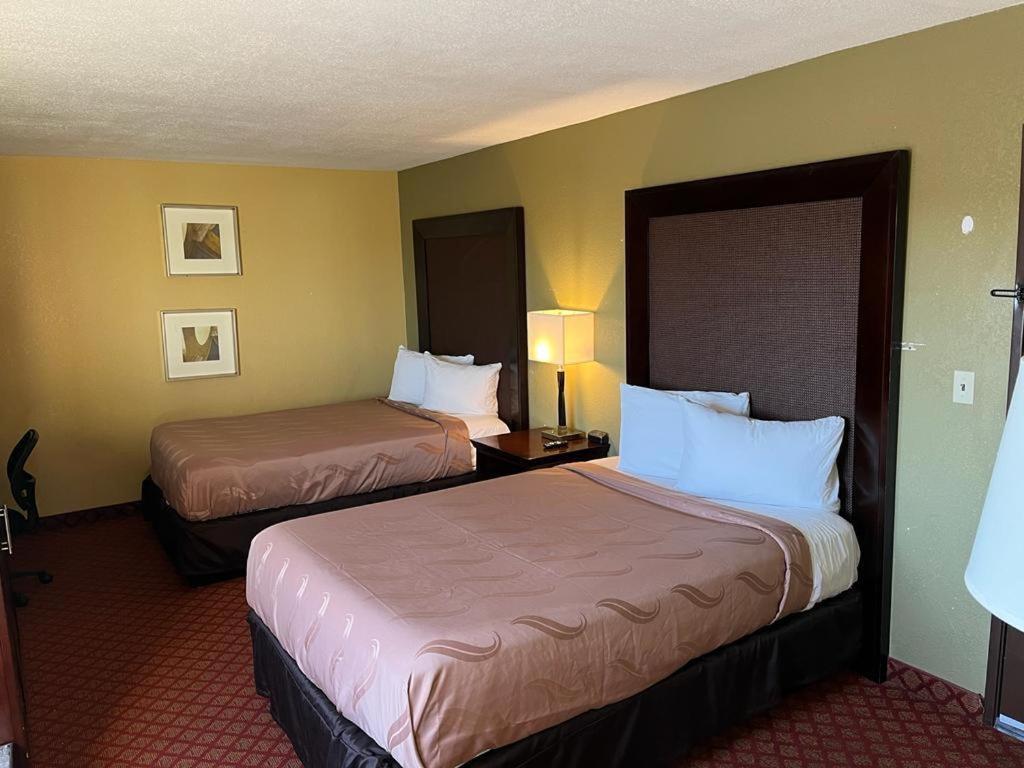 Hotel Hutchi Bell South Hutchinson Exterior foto